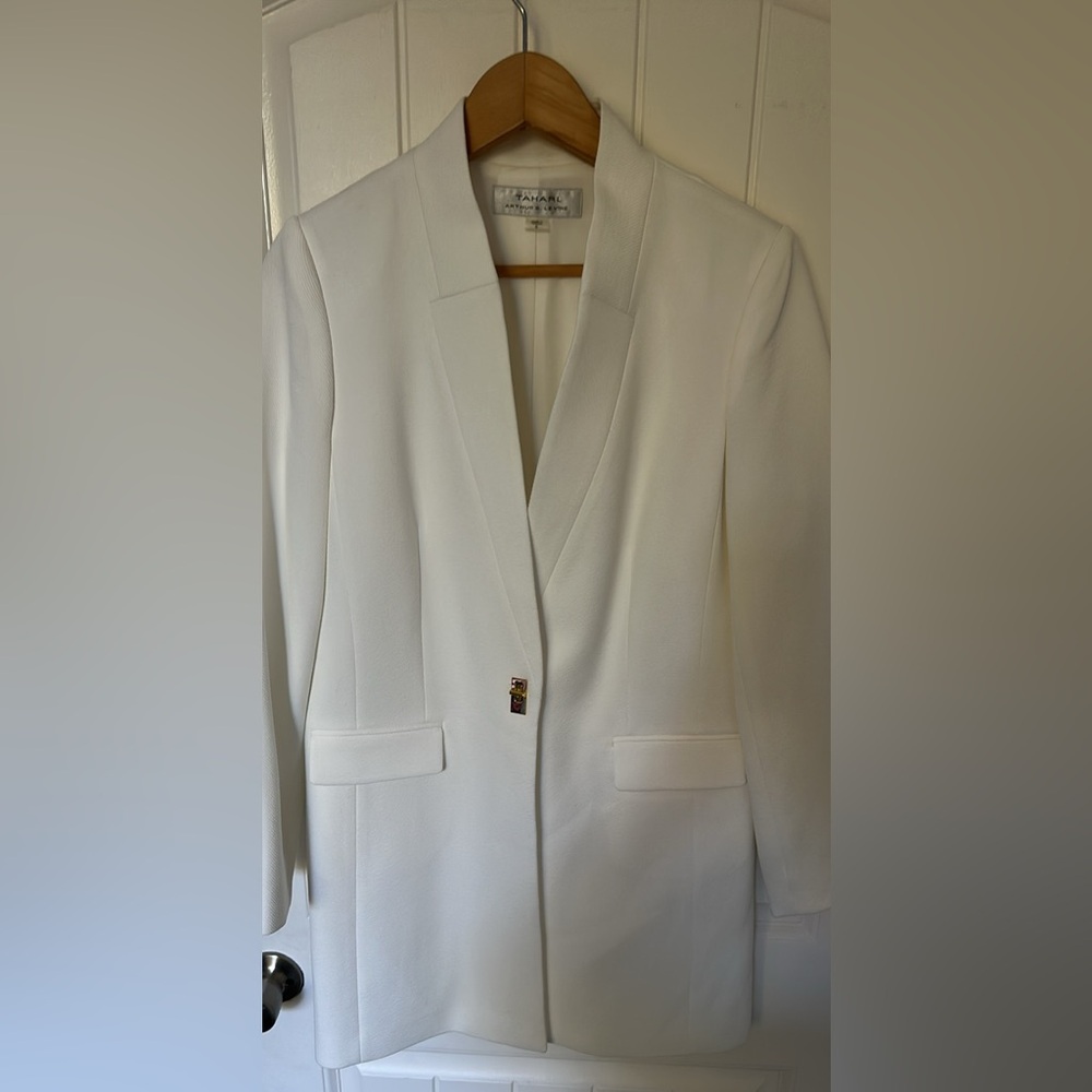 Chic White Blazer TAHARI